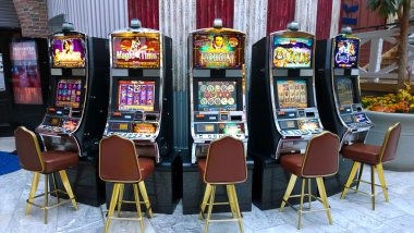 slot bohongan dashboard showing Plushie Frenzy, Liga 1, and esports markets